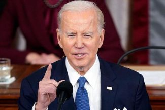 Biden îl numeşte pe Trump „un ratat”, prezentându-l ca incompetent, corupt şi plin de sine. Critică relaţia sa cu Putin şi îl învinovăţeşte de distrugerea deliberată a NATO: „Ne-a diminuat prestigiul pe plan mondial mai mult decât orice alt preşedinte”