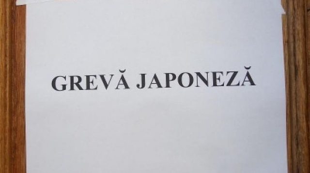 Protest la Direcţia Generală de Asistenţă Socială şi Protecţia Copilului Cluj/ Angajaţii intră în grevă japoneză, nemulţumiţi de proiectul noii legi a salarizării, care nu ar reflecta realitatea muncii din asistenţa socială”