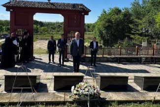 Ilie Bolojan a depus o coroană la Mănăstirea Eroilor Români de la Ţiganca, din Republica Moldova, în memoria soldaţilor români morţi în 1941: Ne plecăm frunţile în faţa sacrificiului celor care au luptat pentru ţară şi pentru idealurile generaţiei lor