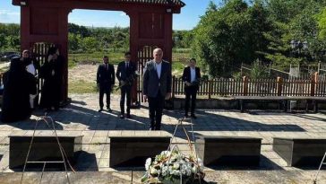 Ilie Bolojan a depus o coroană la Mănăstirea Eroilor Români de la Ţiganca, din Republica Moldova, în memoria soldaţilor români morţi în 1941: Ne plecăm frunţile în faţa sacrificiului celor care au luptat pentru ţară şi pentru idealurile generaţiei lor