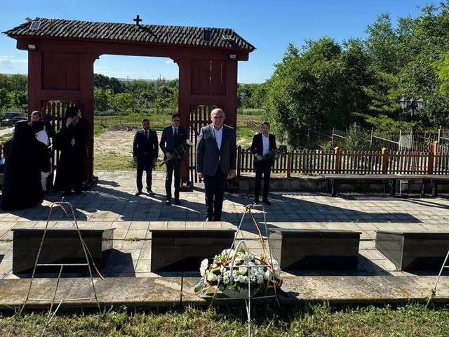 Ilie Bolojan a depus o coroană la Mănăstirea Eroilor Români de la Ţiganca, din Republica Moldova, în memoria soldaţilor români morţi în 1941: Ne plecăm frunţile în faţa sacrificiului celor care au luptat pentru ţară şi pentru idealurile generaţiei lor