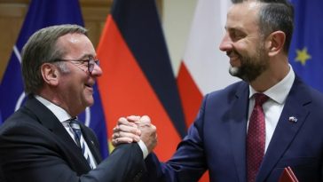 Polonia şi Germania semnează un acord de securitate cu ambiţii reduse din cauza unor reticenţe istorice ale dreptei poloneze şi riscului unui veto al preşedintelui polonez, după ce Varşovia a semnat tratate de apărare cu Franţa şi Regatul Unit