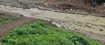 Buzău: Intervenţie pentru acordarea asistenţei medicale unei femei de 82 de ani, cu afecţiuni respiratorii/ Drumul este impracticabil din cauza râului Bălăneasa, autorităţile încercând să ajungă la pacientă/ Ea a refuzat să fie preluată de un elicopter