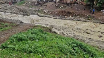 Buzău: Intervenţie pentru acordarea asistenţei medicale unei femei de 82 de ani, cu afecţiuni respiratorii/ Drumul este impracticabil din cauza râului Bălăneasa, autorităţile încercând să ajungă la pacientă/ Ea a refuzat să fie preluată de un elicopter