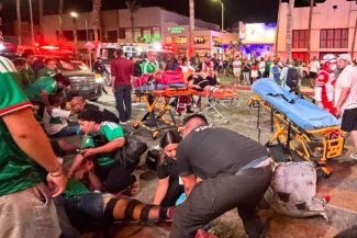 O maşină a intrat în mulţimea de suporteri mexicani la Cabo San Lucas. Mai multe persoane au fost rănite  – VIDEO