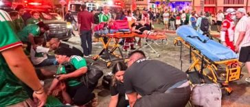 O maşină a intrat în mulţimea de suporteri mexicani la Cabo San Lucas. Mai multe persoane au fost rănite  – VIDEO