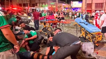 O maşină a intrat în mulţimea de suporteri mexicani la Cabo San Lucas. Mai multe persoane au fost rănite  – VIDEO