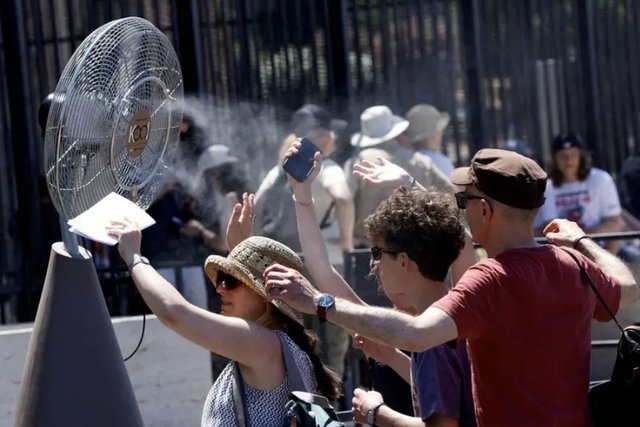 Europa se sufocă sub un val de căldură extremă; Franţa restricţionează consumul de alcool, iar Spania închide o zonă pentru suporteri