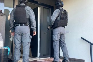 Reţea coordonată din Kosovo, destructurată / Era implicată în trafic de droguri la scară largă, deţinerea ilegală de arme şi spălare de bani în întreaga Europă / Gruparea comunica prin mesaje criptate / Confiscări în valoare de 80 de milioane de euro