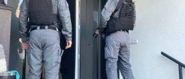 Reţea coordonată din Kosovo, destructurată / Era implicată în trafic de droguri la scară largă, deţinerea ilegală de arme şi spălare de bani în întreaga Europă / Gruparea comunica prin mesaje criptate / Confiscări în valoare de 80 de milioane de euro
