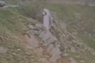 O maşină parcată pe Transfăgărăşan, dar care nu a fost asigurată, a căzut în gol / Momentul, surprins în imagini – VIDEO