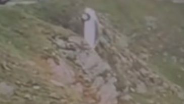 O maşină parcată pe Transfăgărăşan, dar care nu a fost asigurată, a căzut în gol / Momentul, surprins în imagini – VIDEO