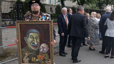 Polonia a reţinut un suspect în cazul uciderii unui artist rus critic la adresa lui Putin, anunţă premierul Donald Tusk. Bărbatul folosea un paşaport georgian