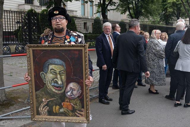 Un caricaturist rus care îl critica pe Vladimir Putin a fost împuşcat mortal în Polonia. Doi cetăţeni din Belarus au fost reţinuţi
