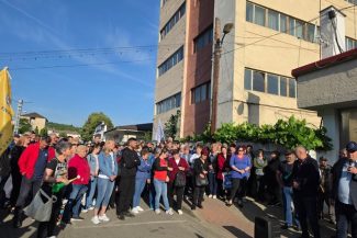 Greva spontană la Fabrica de Arme Cugir, din cauză că angajaţii nu şi-au primit salariile