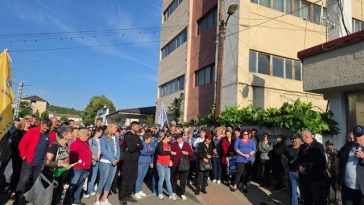 Greva spontană la Fabrica de Arme Cugir, din cauză că angajaţii nu şi-au primit salariile