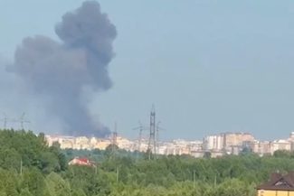 Zelenski anunţă că o fabrică de armament rusească, la Ceboksarî, în Ciuvaşia, a fost lovită într-un atac cu rachetă ucraineană de tip FP-5 Flamingo. O rafinărie de petrol în Samara şi un petrolier rus la marea Neagră, de asemenea lovite, anunţă Statul Maj