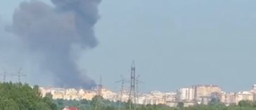Zelenski anunţă că o fabrică de armament rusească, la Ceboksarî, în Ciuvaşia, a fost lovită într-un atac cu rachetă ucraineană de tip FP-5 Flamingo. O rafinărie de petrol în Samara şi un petrolier rus la marea Neagră, de asemenea lovite, anunţă Statul Maj