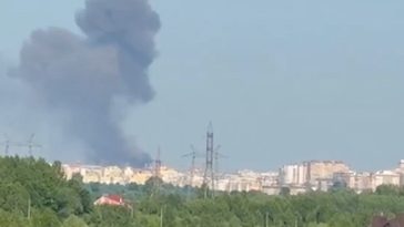 Zelenski anunţă că o fabrică de armament rusească, la Ceboksarî, în Ciuvaşia, a fost lovită într-un atac cu rachetă ucraineană de tip FP-5 Flamingo. O rafinărie de petrol în Samara şi un petrolier rus la marea Neagră, de asemenea lovite, anunţă Statul Maj