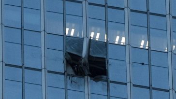 Un mort, pilotul, şi 13 răniţi la Beijing, după ce avionul uşor de sport a intrat în CITIC Tower, cel mai înalt zgârie-nori din capitala chineză, cu 108 etaje, anunţă autorităţile din cartierul de afaceri Chaoyang