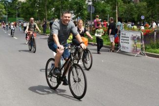 Ciprian Ciucu, pe bicicletă prin Capitală, de Ziua Mondială a Bicicletei: Orice drum nou am făcut, ca primar de sector, a avut piste. Continui şi aici, la PMB. Oriunde reabilităm, modernizăm drumuri şi spaţiul ne permite, vom avea piste – FOTO