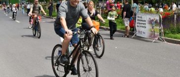 Ciprian Ciucu, pe bicicletă prin Capitală, de Ziua Mondială a Bicicletei: Orice drum nou am făcut, ca primar de sector, a avut piste. Continui şi aici, la PMB. Oriunde reabilităm, modernizăm drumuri şi spaţiul ne permite, vom avea piste – FOTO