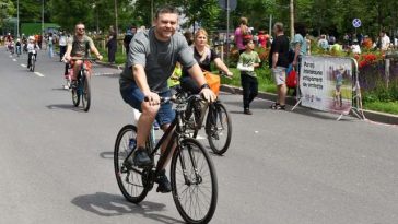 Ciprian Ciucu, pe bicicletă prin Capitală, de Ziua Mondială a Bicicletei: Orice drum nou am făcut, ca primar de sector, a avut piste. Continui şi aici, la PMB. Oriunde reabilităm, modernizăm drumuri şi spaţiul ne permite, vom avea piste – FOTO