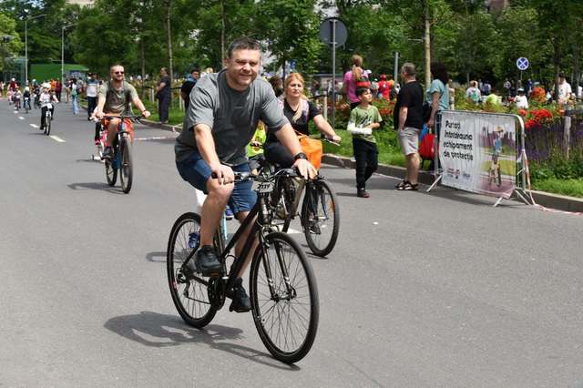 Ciprian Ciucu, pe bicicletă prin Capitală, de Ziua Mondială a Bicicletei: Orice drum nou am făcut, ca primar de sector, a avut piste. Continui şi aici, la PMB. Oriunde reabilităm, modernizăm drumuri şi spaţiul ne permite, vom avea piste – FOTO