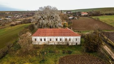 Conacul Bónis, refugiu al Coroanei Ungariei în apropiere de Oradea, de vânzare/ FOTO