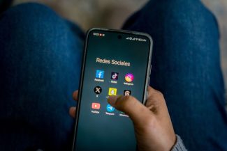 Reţelele sociale şi platformele video preiau controlul asupra ştirilor – studiu