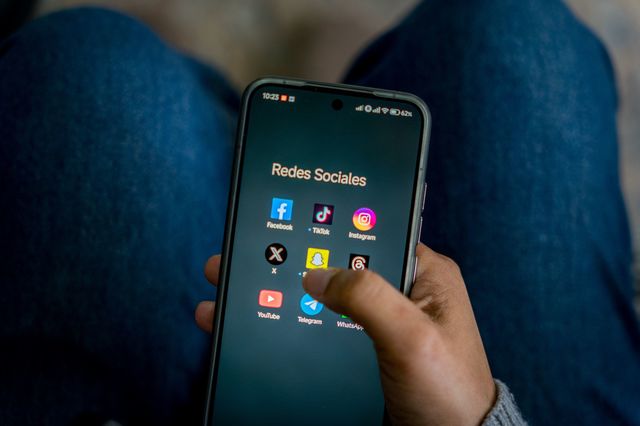 Reţelele sociale şi platformele video preiau controlul asupra ştirilor – studiu