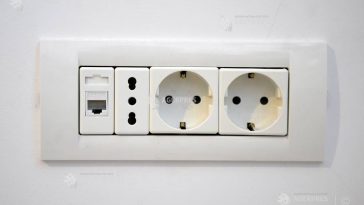 Românii nu mai uită încărcătoarele în priză și își spală mai des rufele în regim eco (studiu)