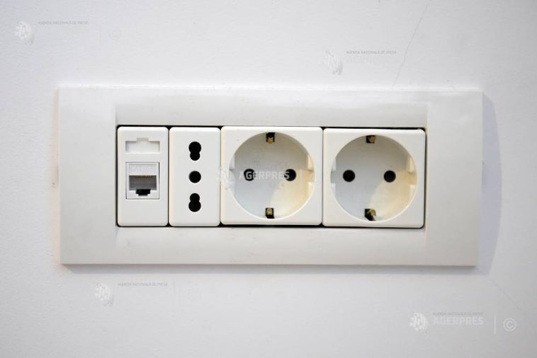 Românii nu mai uită încărcătoarele în priză și își spală mai des rufele în regim eco (studiu)