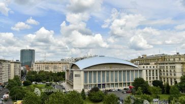 Chris Isaak concertează marți la Sala Palatului din Capitală