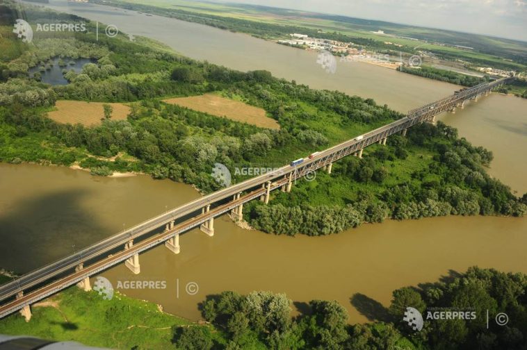 Giurgiu: Traficul pe Podul Prieteniei, dirijat pe o singură bandă în zona lucrărilor de reparații
