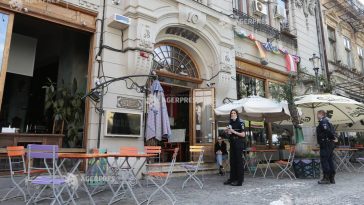 PTB: Două persoane, arestate după ce ar fi racolat un cetățean străin și i-ar fi furat cardurile și banii