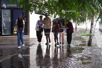ANM: Averse torențiale și furtuni în 22 de județe din vest, sud-vest și centrul țării pe parcursul zilei de luni