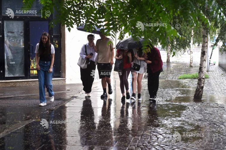 ANM: Averse torențiale și furtuni în 22 de județe din vest, sud-vest și centrul țării pe parcursul zilei de luni