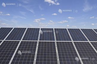 Peste un sfert dintre români au în plan să instaleze sisteme de panouri fotovoltaice în următorul an (sondaj)