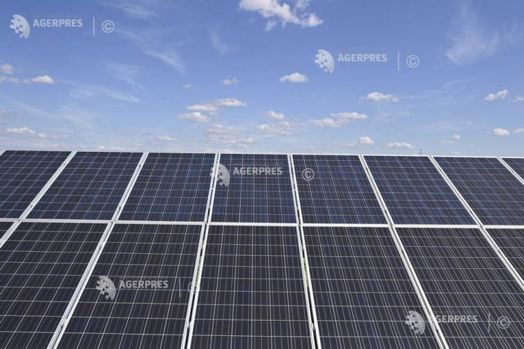Peste un sfert dintre români au în plan să instaleze sisteme de panouri fotovoltaice în următorul an (sondaj)