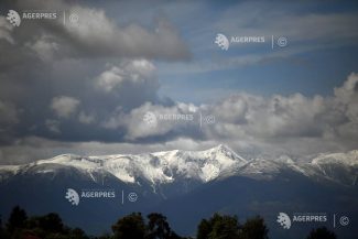 ANM: Zăpada va continua să se topească accelerat în masivele Făgăraș și Bucegi; 90 de cm strat la Vf. Omu și petice la Bâlea-Lac