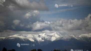 ANM: Zăpada va continua să se topească accelerat în masivele Făgăraș și Bucegi; 90 de cm strat la Vf. Omu și petice la Bâlea-Lac