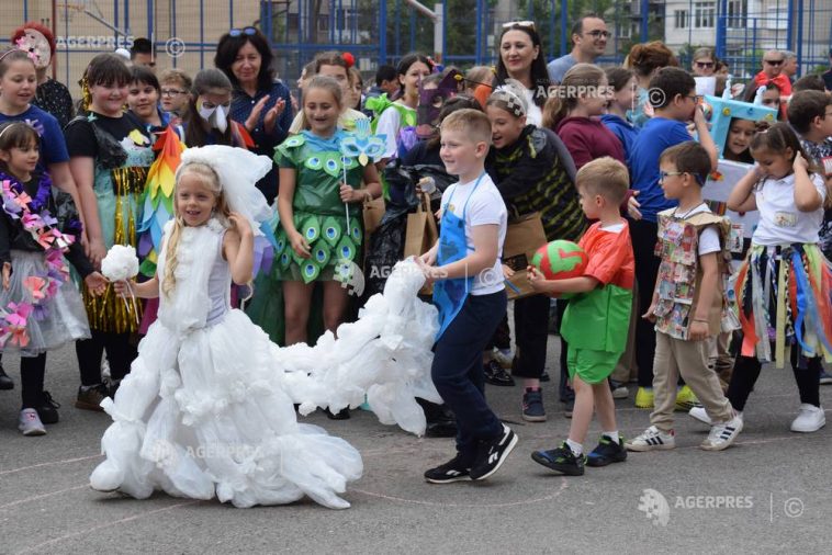 VIDEO REPORTAJ Prințesele și roboțeii – vedetele ‘Paradei costumelor din materiale reciclabile’ de la Școala ‘Andrei Șaguna’ Deva