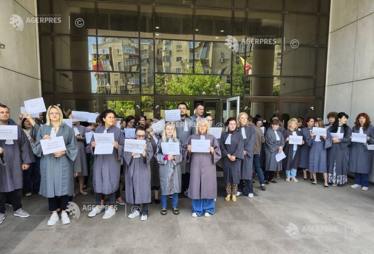 Prahova: Protest al grefierilor la Palatul de Justiție Ploiești