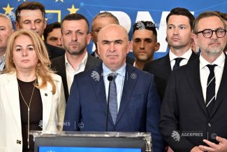 Bolojan anunță că își depune la Congres candidatura pentru un nou mandat de președinte al PNL, împreună cu echipa sa