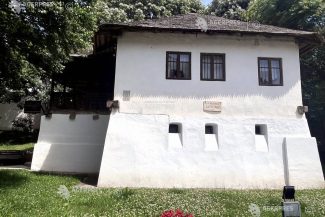 REPORTAJ/Vâlcea: Casa ‘Anton Pann’ – ‘băbuța dintre blocurile comuniste’ ce spune povestea compozitorului imnului național