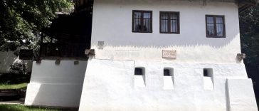 REPORTAJ/Vâlcea: Casa ‘Anton Pann’ – ‘băbuța dintre blocurile comuniste’ ce spune povestea compozitorului imnului național