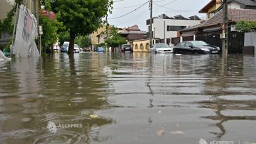 Dolj: Zeci de curți și străzi din Craiova, inundate după o ploaie torențială