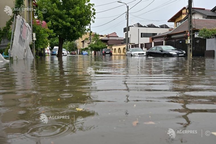 Dolj: Zeci de curți și străzi din Craiova, inundate după o ploaie torențială