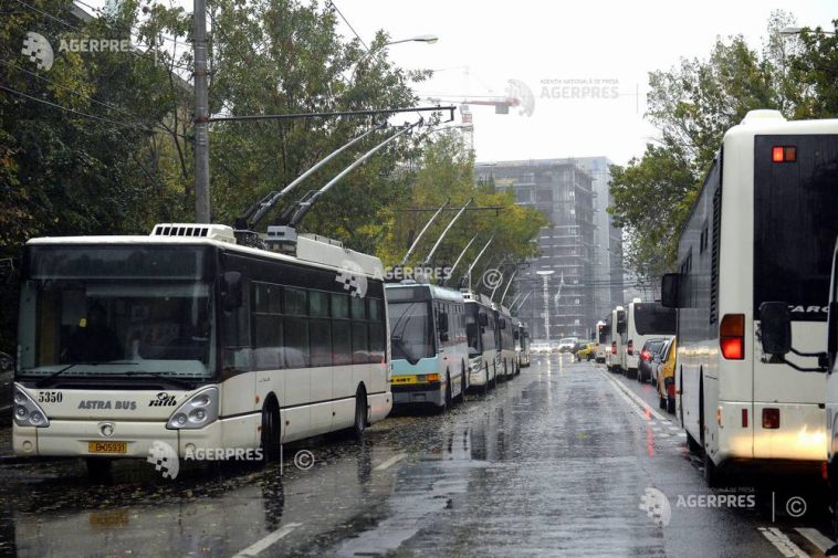 Circulația unor mijloace de transport public este afectată în mai multe zone din București, marți seara